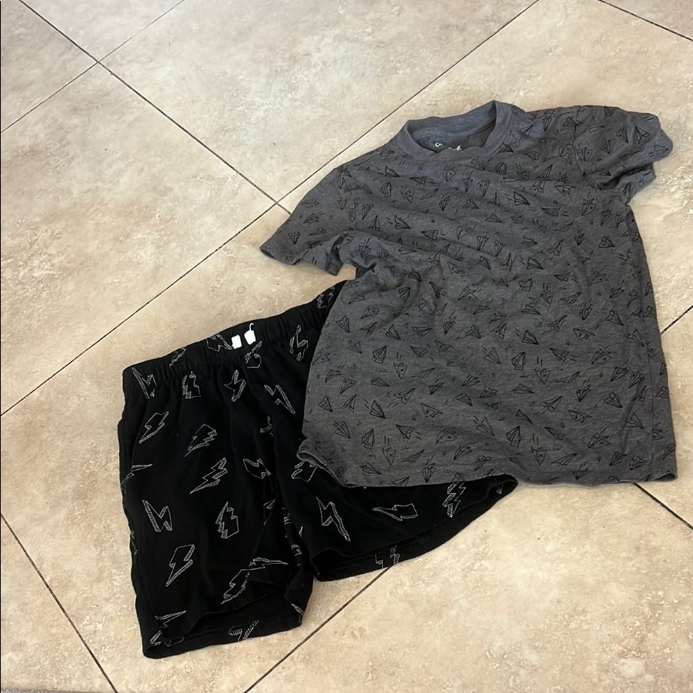 SIZE 8 Set, shorts and tee